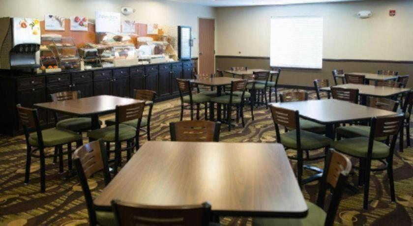 Holiday Inn Express & Suites Northwood By Ihg Silver Lake Exteriör bild