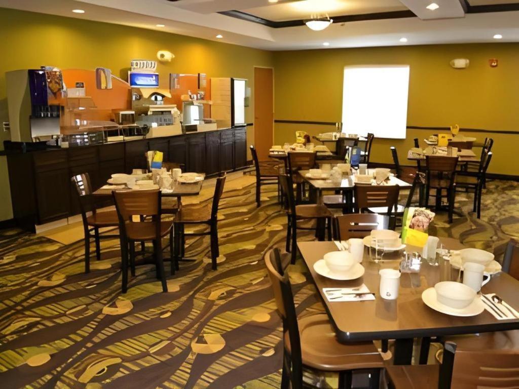 Holiday Inn Express & Suites Northwood By Ihg Silver Lake Exteriör bild