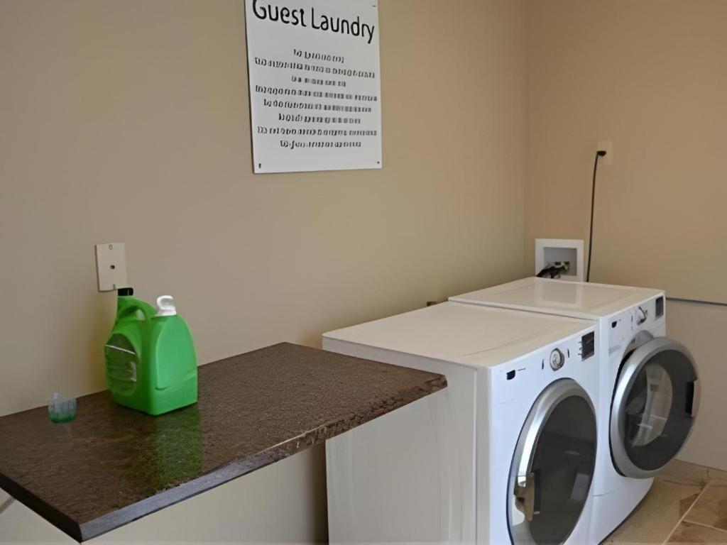Holiday Inn Express & Suites Northwood By Ihg Silver Lake Exteriör bild