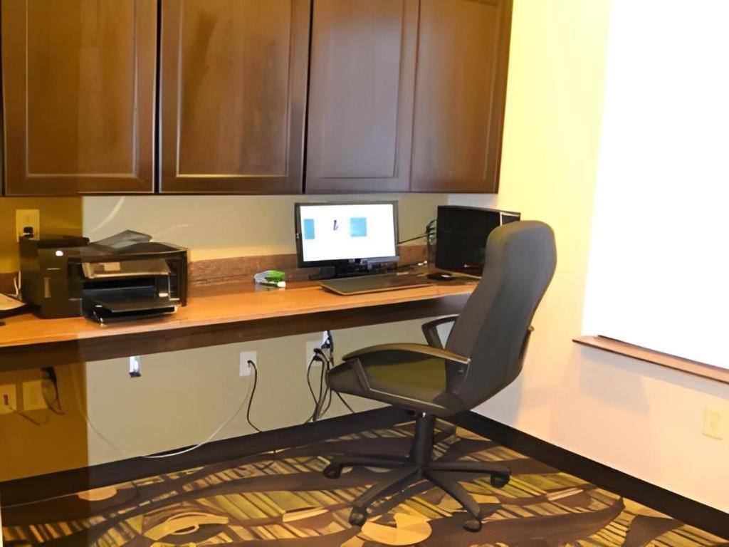 Holiday Inn Express & Suites Northwood By Ihg Silver Lake Exteriör bild