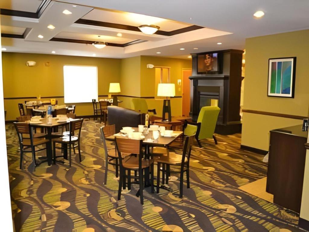 Holiday Inn Express & Suites Northwood By Ihg Silver Lake Exteriör bild