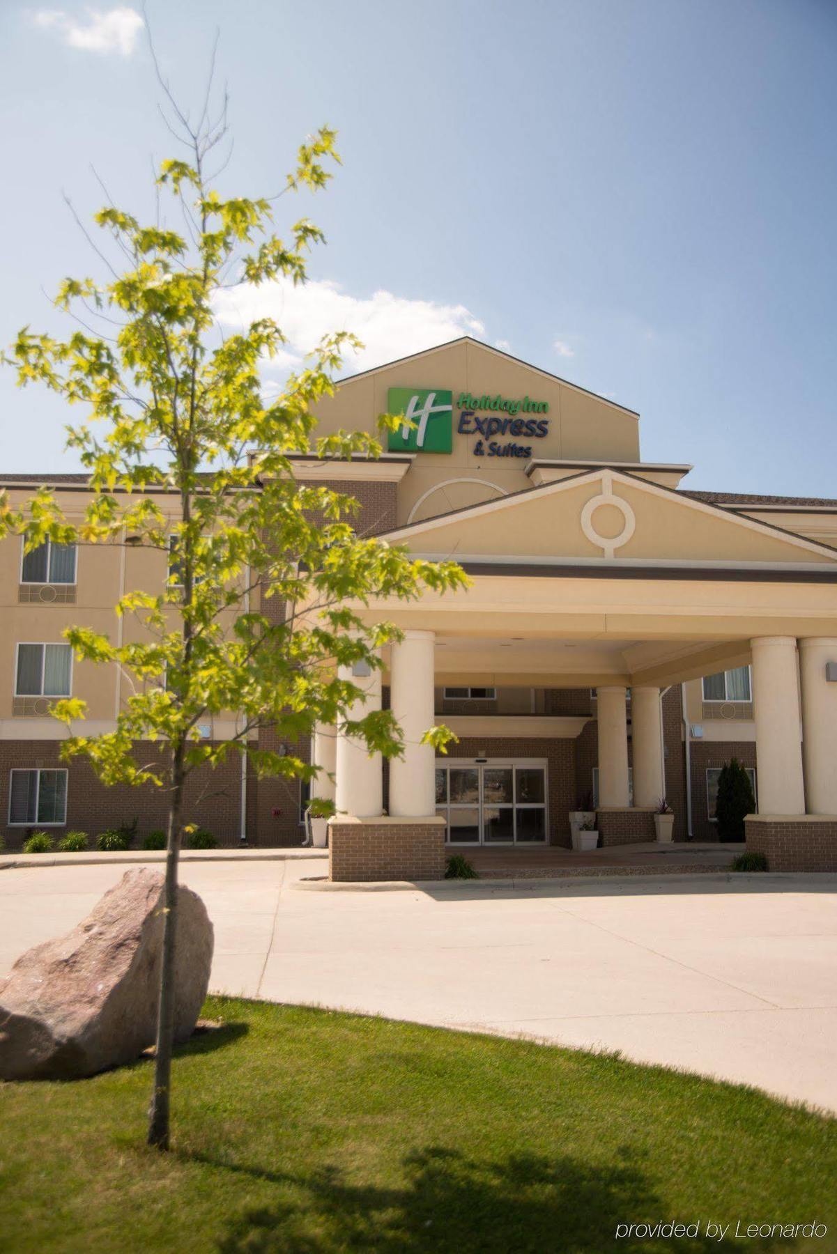 Holiday Inn Express & Suites Northwood By Ihg Silver Lake Exteriör bild